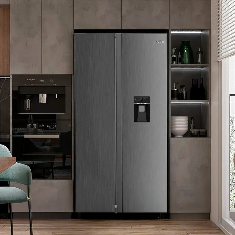 Refrigeradora Mabe empotrada en cocina moderna en Costa Rica