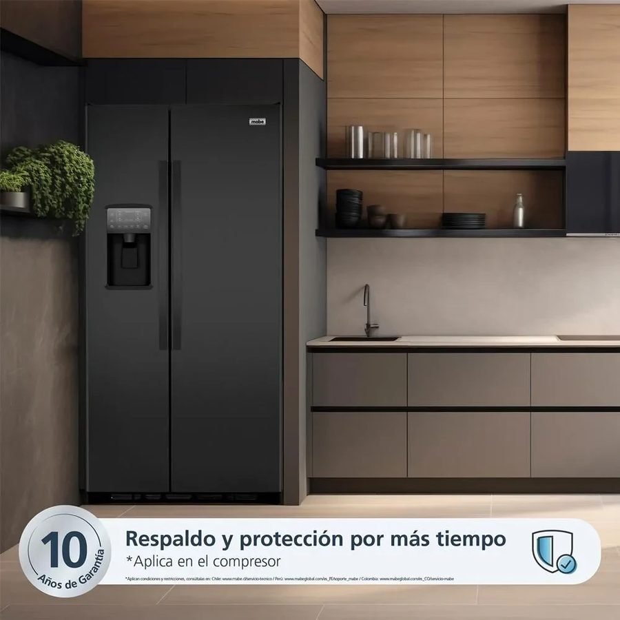 Refrigeradora Mabe color negro en cocina integral